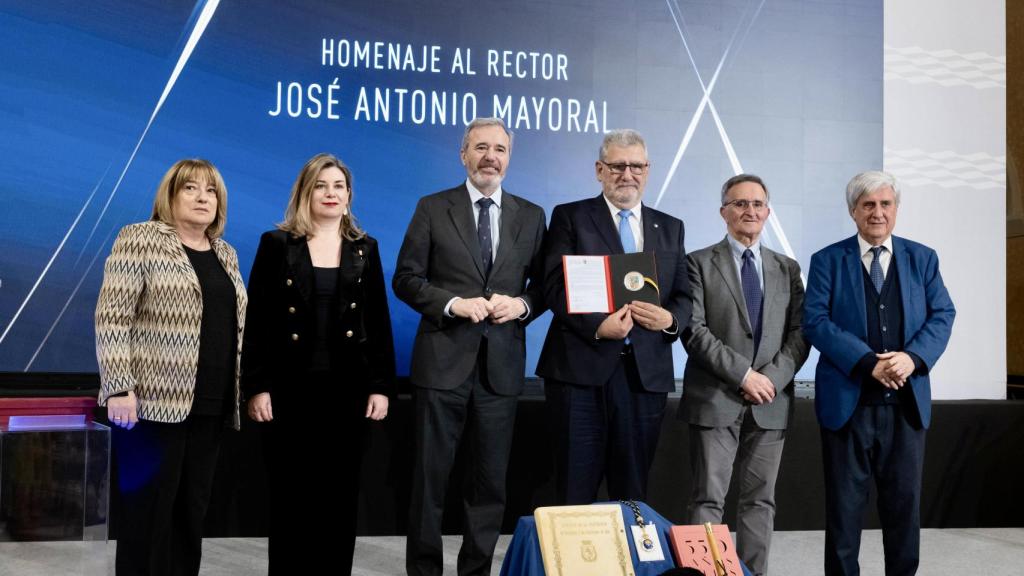 José Antonio Mayoral recibe la Medalla de la Educación