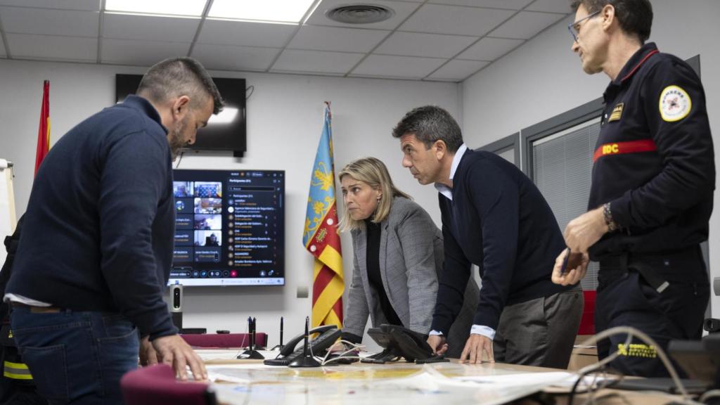 Mazón sigue la evolución del temporal en  el Centro de Coordinación de Emergencias de Castellón