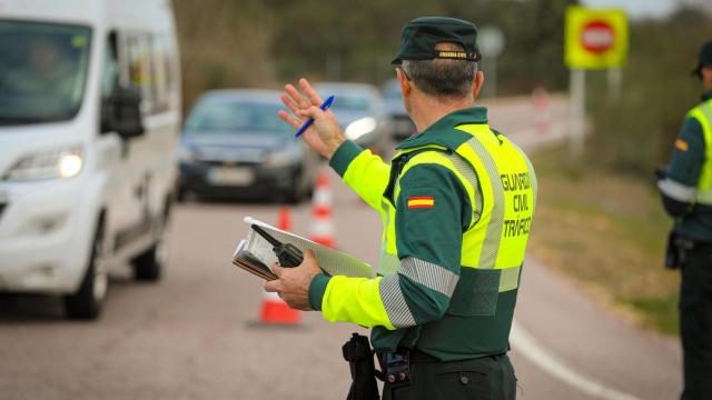 Agente de la Guardia Civil  Tráfico durante un control de carreteras
