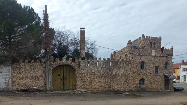 Fachada del castillo en venta en la provincia de León