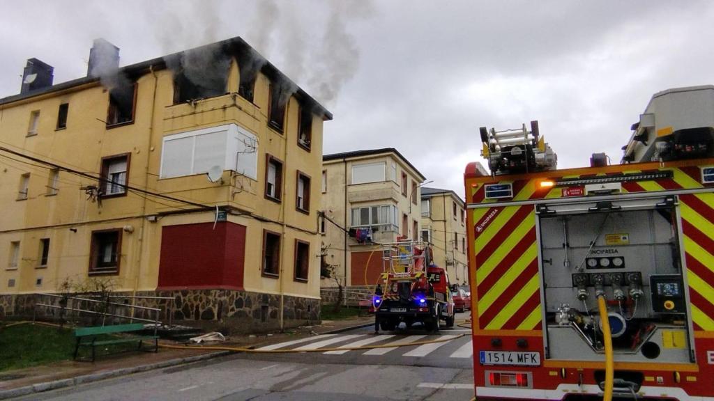 Imagen del incendio de una vivienda en Fabero (León)