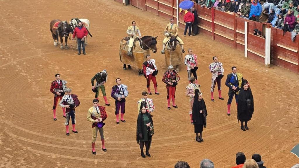 Paseíllo en la plaza de toros de Ciudad Rodrigo el lunes de Carnaval