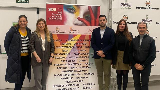 La delegada territorial de la Junta en Valladolid, Raquel Alonso, el diputado del Área de Empleo, Desarrollo Económico y Reto Demográfico, Roberto Migallón, y la diputada Yolanda Burgoa, en la presentación de la programación de Circuitos Escénicos