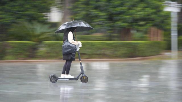 Una persona se protege de la lluvia con un paraguas en Sevilla.