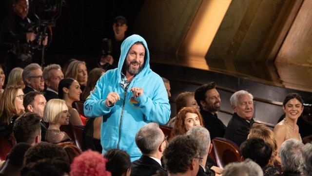 Adam Sandler interrumpe en directo los Oscar tras una broma de Conan O'Brien: Nadie se había fijado en mi ropa