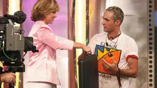 Mercedes Milá entrega el maletín a Ismael Beiro, ganador de la primera edición de 'Gran Hermano'.