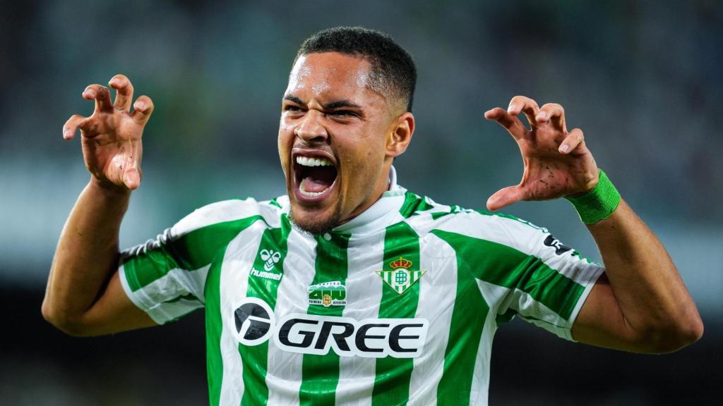 Vitor Roque celebra un gol durante su cesión al Betis