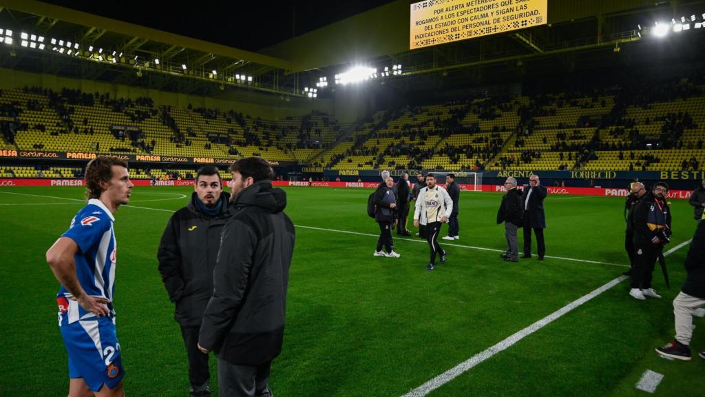Los videomarcadores confirman el aplazamiento del partido entre el Villarreal y el RCD Espanyol.