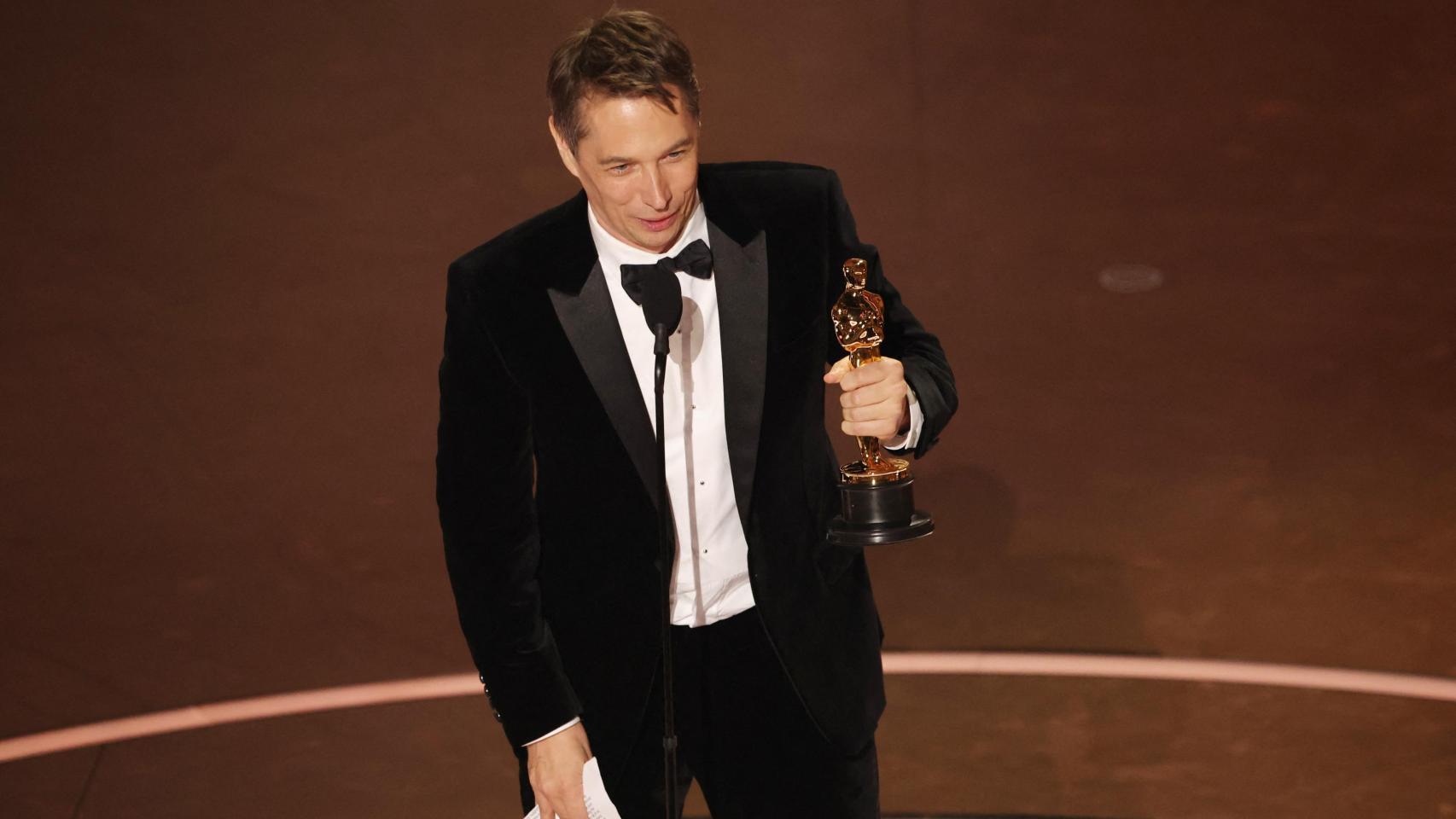 El director estadounidense Sean Baker recoge una de las cuatro estatuillas que ganó en la gala de los Premios Oscar del pasado domingo.