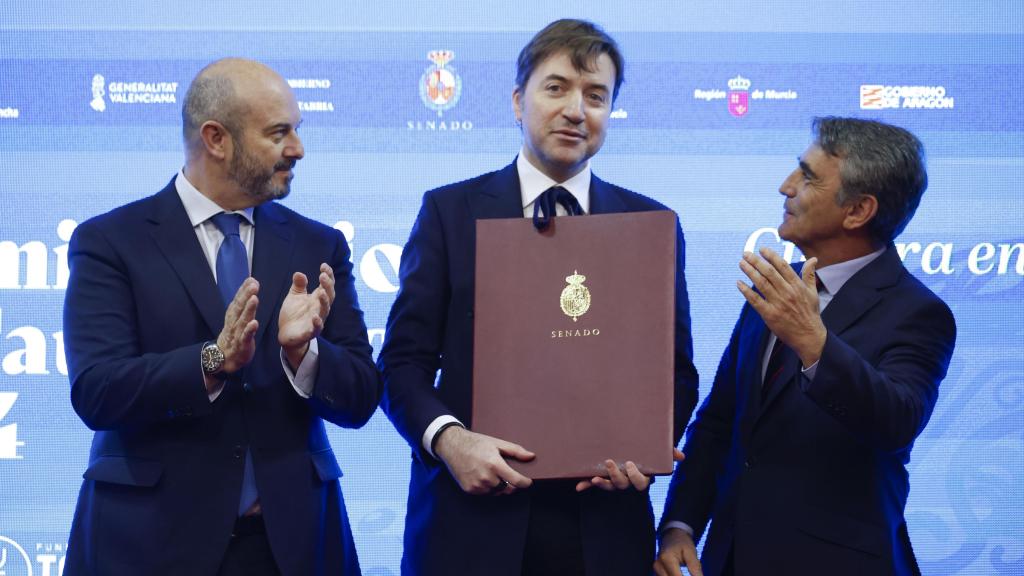 El director de cine Albert Serra recibe el Premio Nacional de Tauromaquia 2024  de manos del presidente del Senado, Pedro Rollán (izq) y el ganadero Victorino Martín García (dcha).
