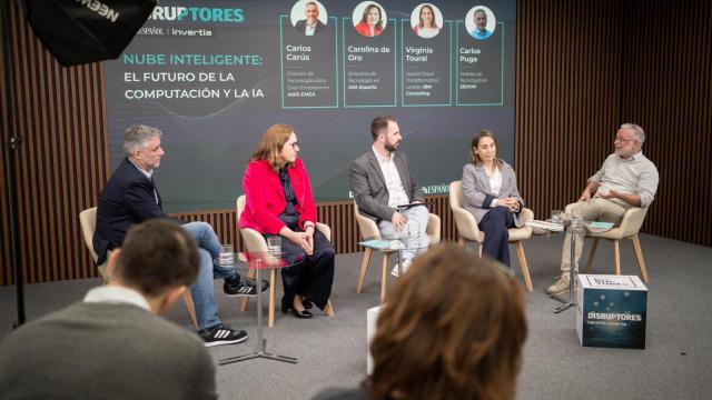 De izquierda a derecha, Carlos Carús (AWS EMEA), Carolina de Oro (AXA España), Alberto Iglesias (DISRUPTORES), Virginia Toural (IBM Consulting) y Carlos Puga (SEIDOR).