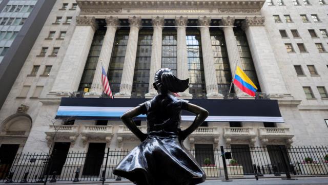 La estatua de La niña sin miedo, de la artista Kristen Visbal, frente al edificio de la Bolsa de Nueva York.