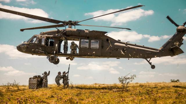 Un helicóptero militar en plena maniobra.