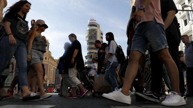 Personas caminando por la Gran Vía de Madrid.