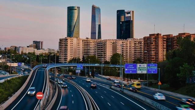 La M-30 con el 'Skyline' de la cinco torres de fondo.