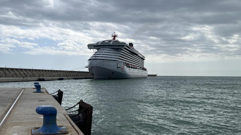 El Brilliant Lady, atracado en el puerto de Málaga, este lunes.