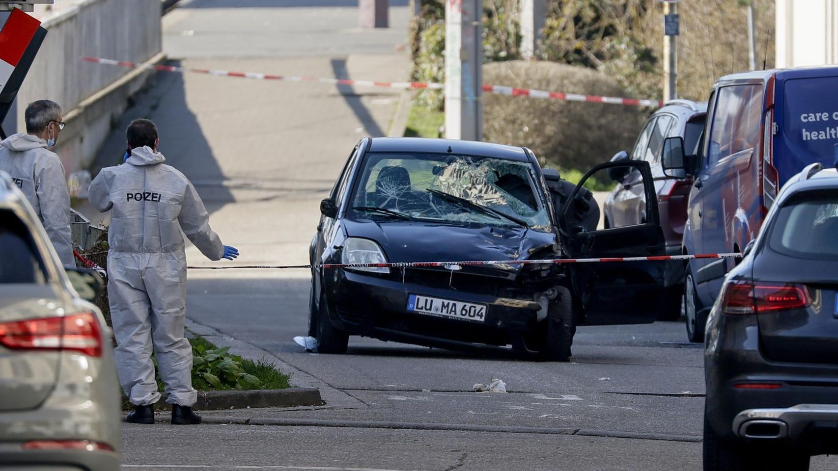 Un coche arrolla a una multitud en la ciudad alemana de Mannheim: hay ...