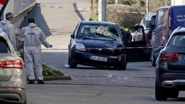 Los agentes inspeccionan el vehículo que causó el atropello múltiple en Mannheim.