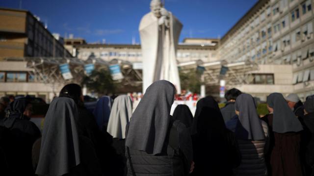 Monjas rezan en el exterior del Hospital Gemelli, donde el Papa Francisco está internado para recibir tratamiento, en Roma.