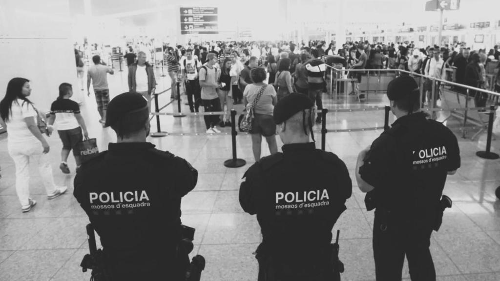 Agentes de los Mossos en el Aeropuerto de El Prat.
