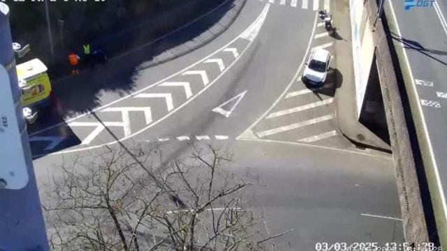 Dos heridos leves en una colisión entre dos vehículos en la rotonda de Casablanca en A Coruña