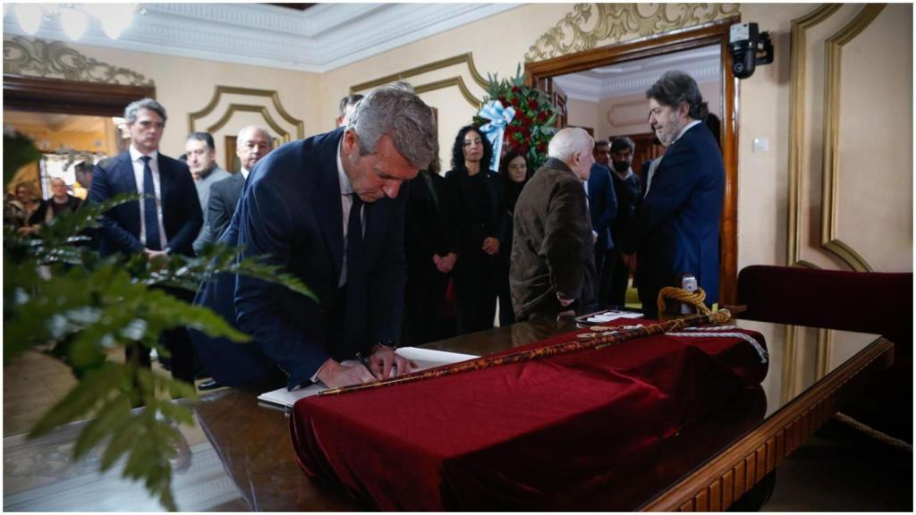 El presidente de la Xunta de Galicia, Alfonso Rueda, firma el libro de condolencias por el fallecimiento de la alcaldesa de Lugo, Paula Alvarellos
