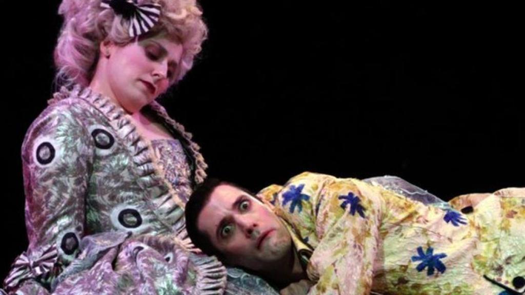 Escena de la ópera 'I tre gobbi' que proyecta el Teatro de la Maestranza.