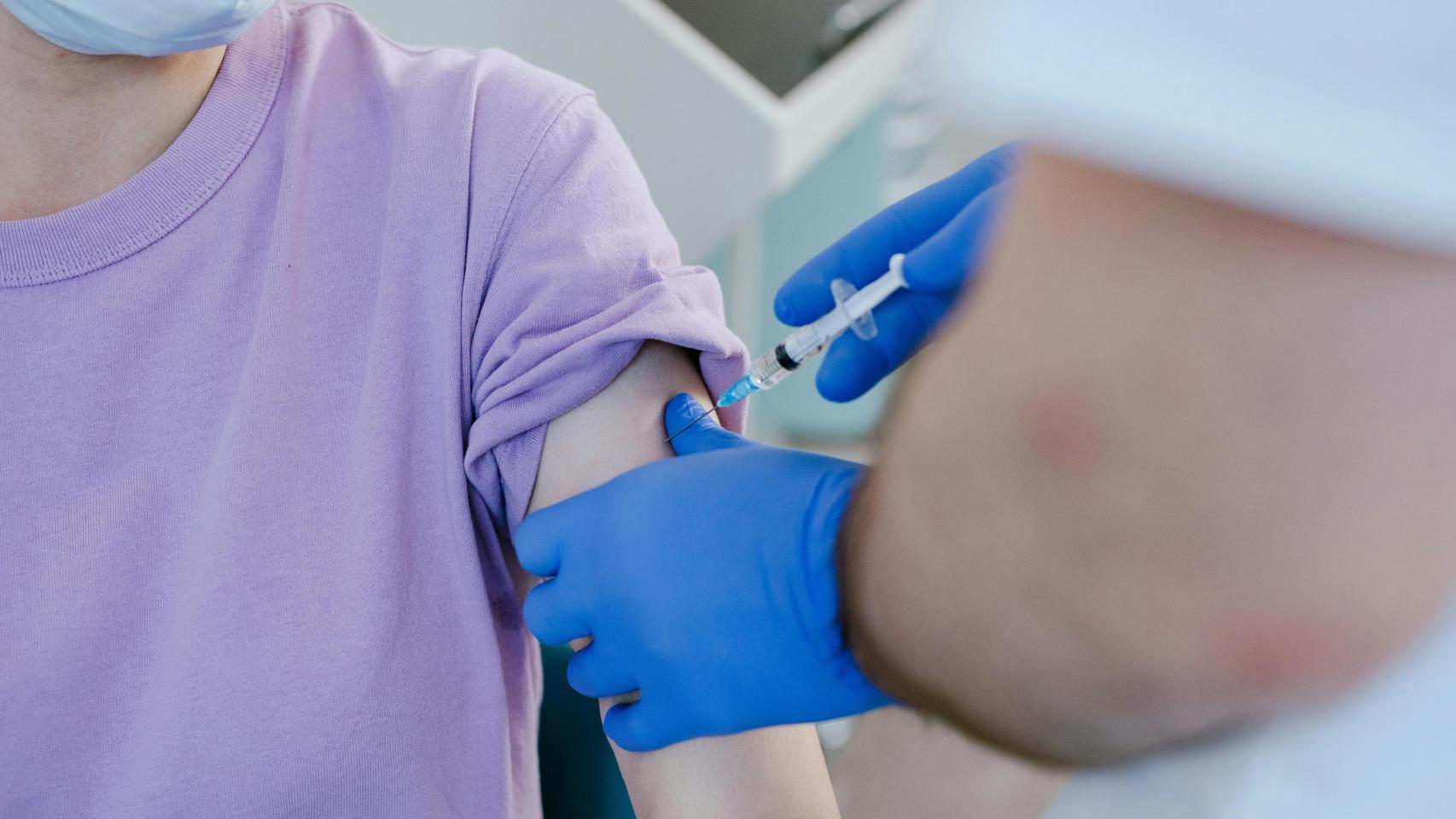 Un joven recibe la vacuna contra el Virus del Papiloma Humano (VPH).