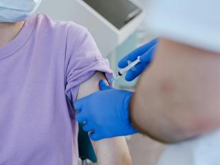 Menor andaluz vacunándose contra el Virus del Papiloma Humano (VPH).