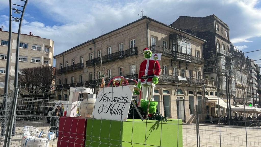 Vandalizan el Meco de Vigo: El Grinch amanece con los pantalones por los tobillos