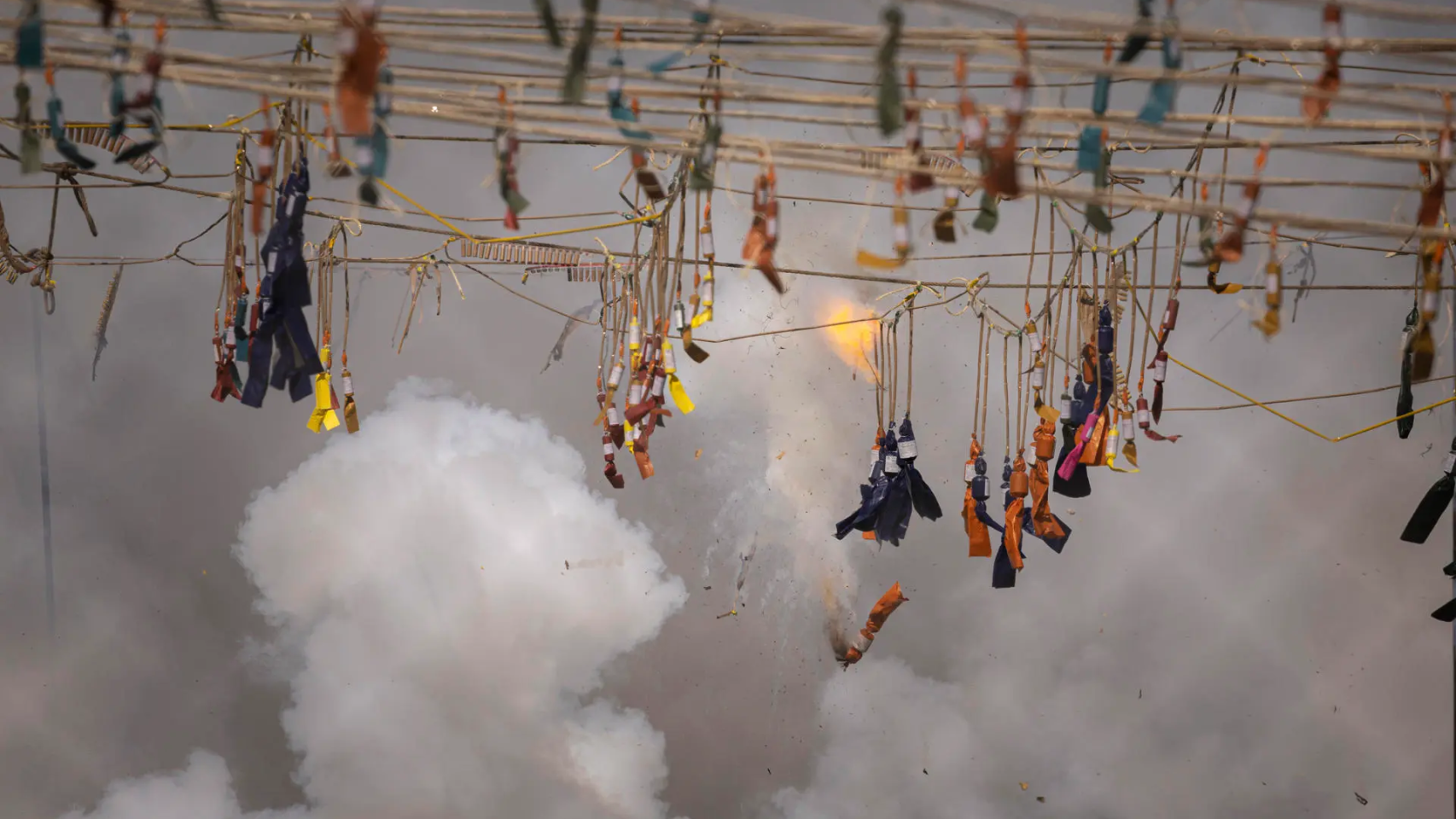 Imagen de una mascletá en las Fallas de València. EFE/ Biel Aliño