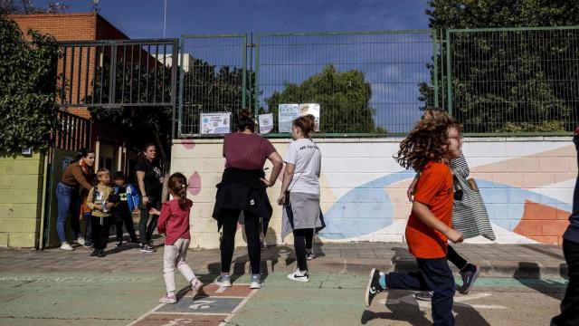Imagen de archivo de niños a la salida de un colegio. Rober Solsona / Europa Press