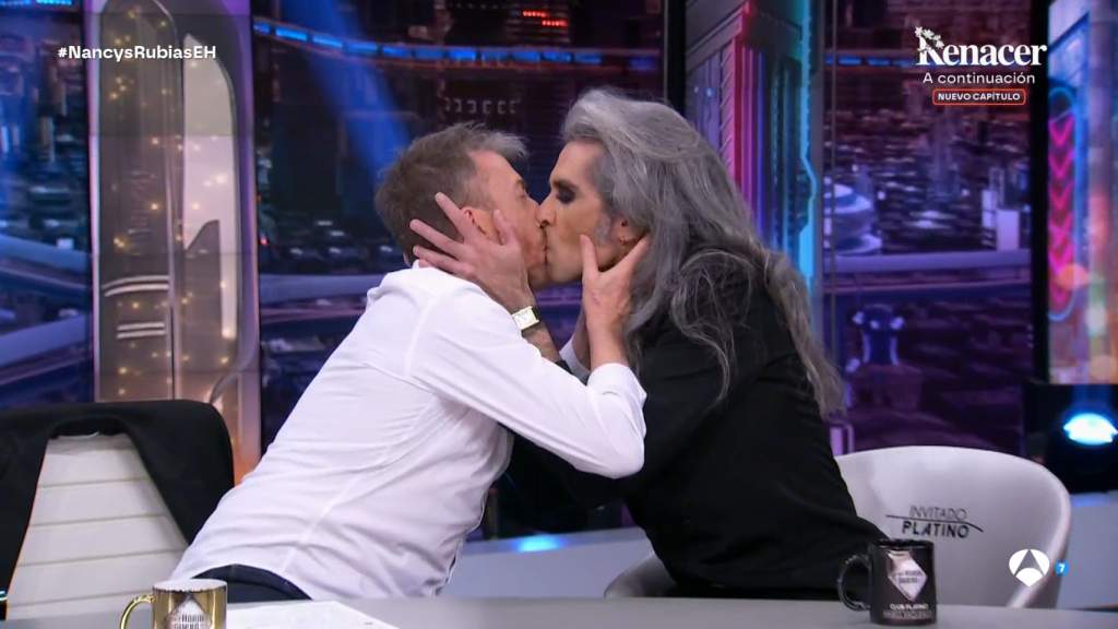 El cantante besa al presentador.