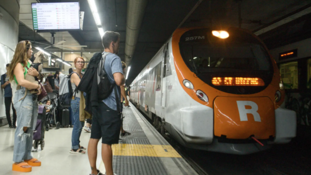 Pasajeros esperando trenes de Rodalies de Renfe Alberto Paredes - Europa Press