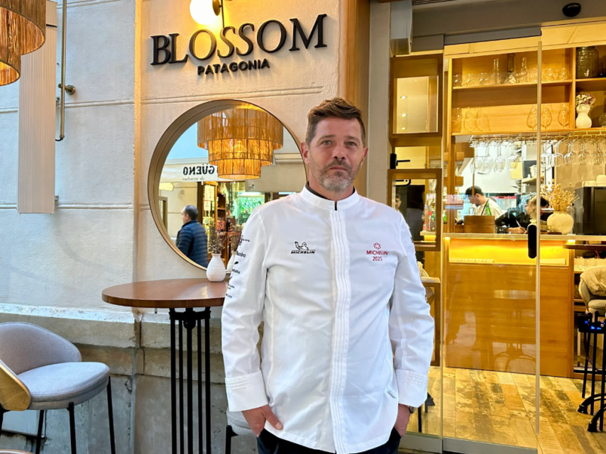 El chef Emi Schobert frente a la puerta de su restaurante Blossom.