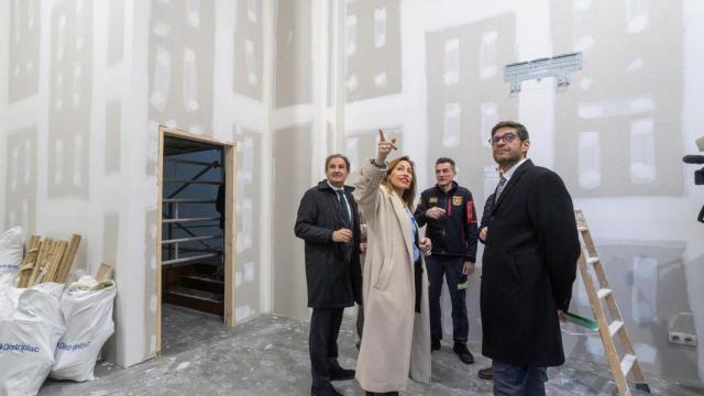 Imagen de archivo de la alcaldesa de Zaragoza, Natalia Chueca, junto a otras figuras políticas durante la visita a la nueva comisaría de la ciudad.