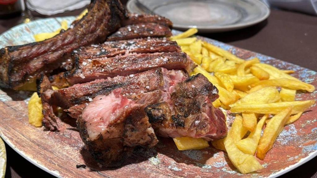 Plato de carne y patatas del restaurante Marinetto.