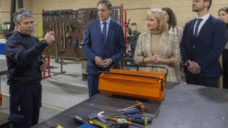 El alcalde de Salamanca, Carlos García Carbayo, junto a la consejera Leticia García visitan el CEFOL