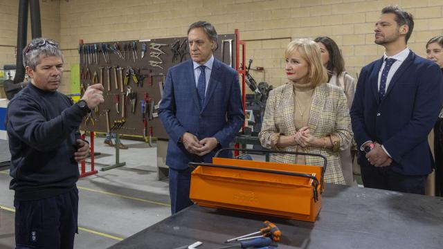 El alcalde de Salamanca, Carlos García Carbayo, junto a la consejera Leticia García visitan el CEFOL