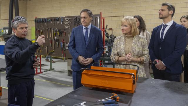 El alcalde de Salamanca, Carlos García Carbayo, junto a la consejera Leticia García visitan el CEFOL