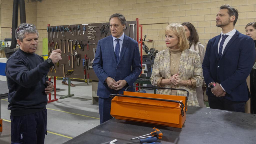 El alcalde de Salamanca, Carlos García Carbayo, junto a la consejera Leticia García visitan el CEFOL