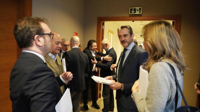 Los portavoces de PP y Vox en las Cortes de Castilla y León, Ricardo Gavilanes y David Hierro, hablan antes de una Junta de Portavoces