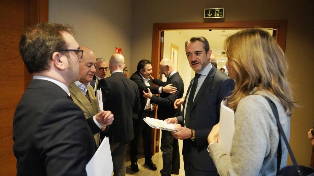 Los portavoces de PP y Vox en las Cortes de Castilla y León, Ricardo Gavilanes y David Hierro, hablan antes de una Junta de Portavoces