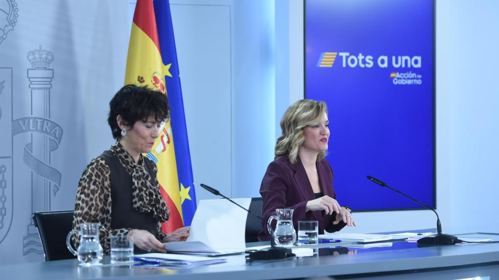 Elma Saiz y Pilar Alegría este martes tras la rueda de prensa posterior al Consejo de Ministros de la semana pasada.