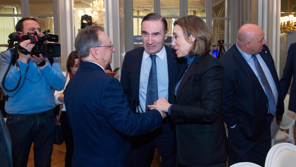 El presidente de Ceuta, Juan Jesús Vivas, el director de EL ESPAÑOL, Pedro J. Ramírez, y la secretaria general del PP, Cuca Gamarra.