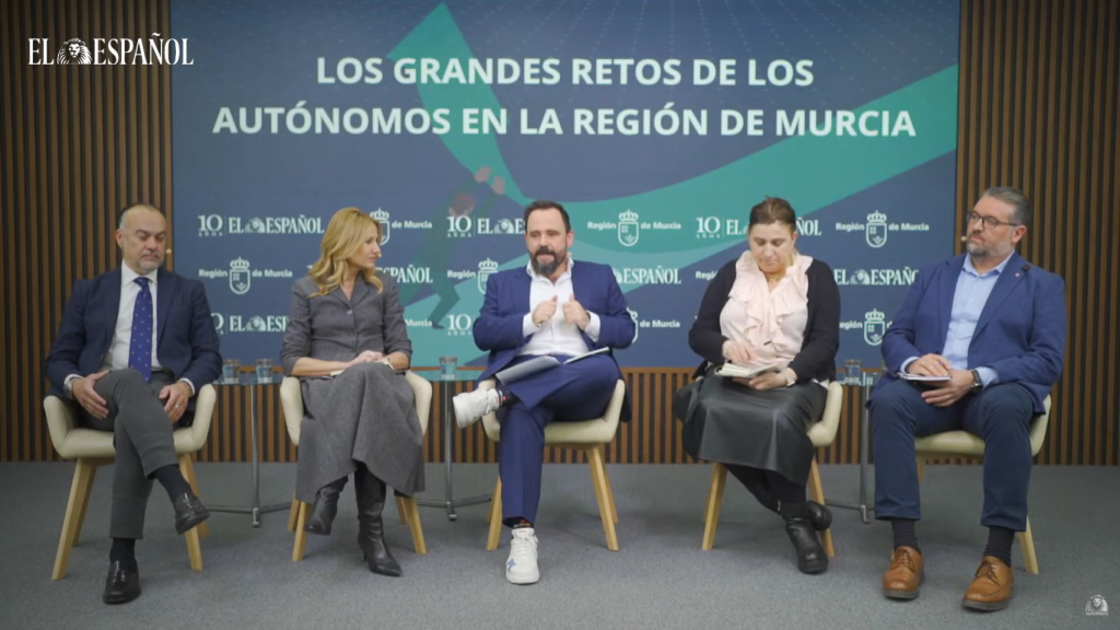 (I-D) El presidente de ATA Murcia, Francisco Luis Casado; la consejera de Empleo, Marisa López, el redactor jefe de EL ESPAÑOL-Invertia, Eduardo Ortega; la directora de Proyectos de ATA, Elena Melgar; y el gerente de la Unidad de Apoyo a Empresas de Cano Inversores, Antonio Miguel Cano.