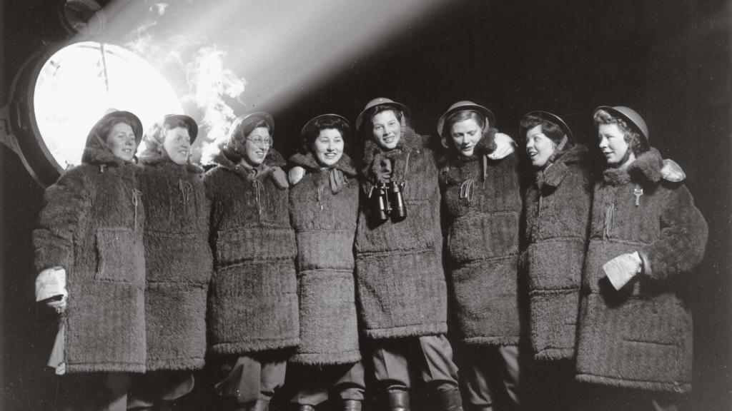 Lee Miller: operadoras de faros antiaéreos en el norte de Londres, en 1943.  Foto: Lee Miller Archives, 1985