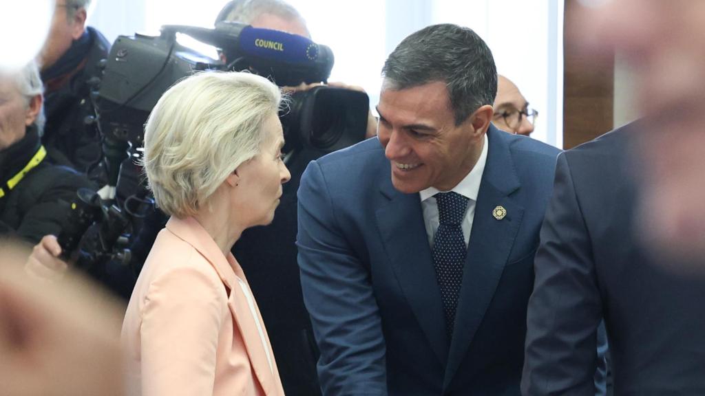 Pedro Sánchez conversa con Ursula von der Leyen durante una reunión del Consejo Europeo