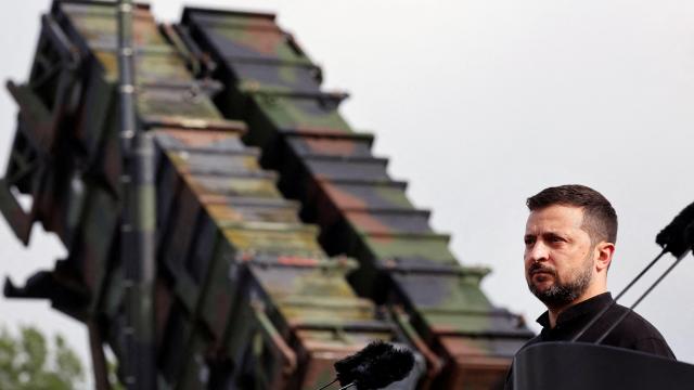 Zelenski, con un sistema de defensa antiaérea Patriot al fondo, durante una visita a Alemania.