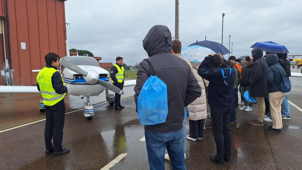 Asistentes a la jornada de puertas abiertas de la Escuela de Pilotos de la Universidad de Salamanca